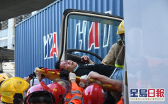 葵涌兩貨車相撞 一司機被困受傷送院