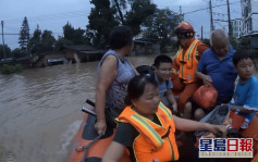 廣東清遠洪水水位高至頸部 消防出動橡皮艇救援