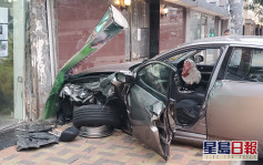 私家車撼七人車後衝上行人路 撞爆商鋪櫥窗2人傷
