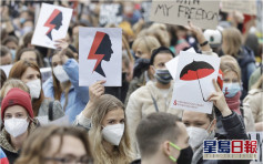 波蘭爭取墮胎權示威升級 民眾發起罷工行動