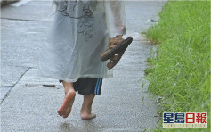 【維港會】兒子落雨堅持踢拖回校 老師罰不準著鞋港媽憂：會否太嚴