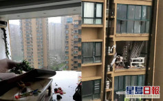 「黑格比」吹襲浙江積水淹沒街道 一女子陽台玻璃損毀致墮樓亡