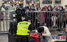 上海狠母为赶火车 嫌5岁女太嘈塞入行李喼拖行