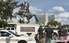 美国反种族歧视示威者企图拉倒前总统杰克森铜像