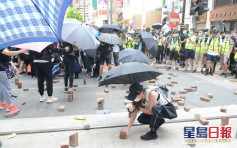 【國安法】示威者縱火掘磚開遮 警方稱有能力查出涉案者