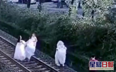 貴州4女坐鐵軌拍婚紗照被罰款 網民：差點婚禮變葬禮