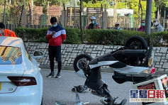 紅磡Pizza Hut外賣員捱車撞受傷 電單車被撞致兩輪朝天