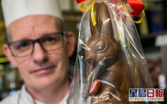 匈牙利甜品店制朱古力复活兔手持疫苗鼓励接种
