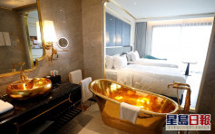 越南「黄金酒店」开业 外墙泳池马桶全镀金