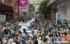 【国安法】大批人群走出马路往金钟步行 警方黑旗警告催泪烟