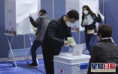 南韩举行国会议员选举 居家隔离者安排在6时后投票