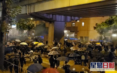 【理大衝突】兩14歲男女涉參與暴動 控方指少女為示威者架傘陣