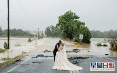 新人结婚被洪水困住须直升机救援 意外拍下史诗式结婚照