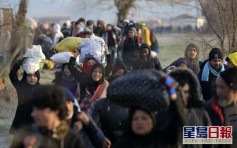 希腊警方施放催泪弹阻土耳其难民入境 并暂停庇护申请
