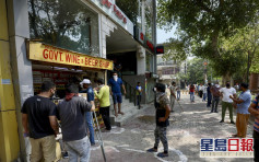防民众商店群聚 印度德里烈酒加徵70%冠状病毒税