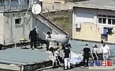 意大利有居民在屋顶烧烤聚会 警方直升机巡逻发现驱散