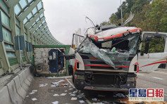 貨櫃車屯門公路失事 司機頭部重傷送院