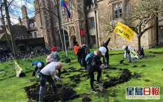 示威者破壞劍橋大學草坪 抗議校方將綠地改建為商業公園