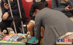 Juicy叮｜8歲童搭港鐵沉迷玩手機 父蹲下助綁鞋帶途人側目