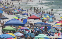 美國天氣轉熱 長周末假期沙灘現弄潮人潮