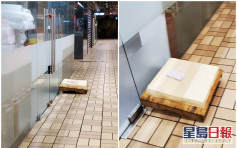 【維港會】一板豆腐毫無遮掩放餐廳門外地下 網民：撈大腸桿菌食