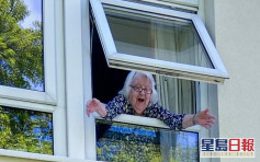 【疫下温馨】隔窗终见曾孙女一面 92岁婆婆激动张臂迎接
