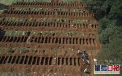 巴西死亡病例近3百 墓地工作人員穿防護服挖新墳