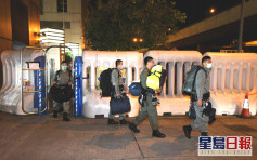 防暴警察到中聯辦戒備 有市民拉橫額支持國安法