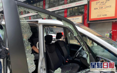 【港岛游行】铜锣湾示威者向警车掟砖 有警员受伤