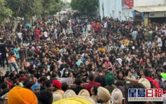 印度女大学生偷拍60同学沐浴上传网络 触发大示威