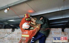 贵州暴雨致山泥倾泻 10岁男孩被埋消防花4小时成功救出