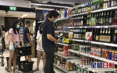 泰国疫情缓和渐解封 民众抢购酒精饮品