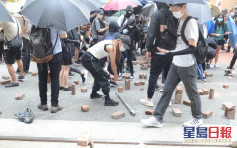 【國安法】銅鑼灣大批示威者叫港獨口號 掘磚拆欄堵路