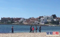 西班牙警察驱赶海滩游客不果 反被按入水中30秒