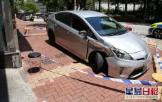 車Cam直擊｜荃灣私家車剷行人路撞傷中年漢 27歲醉司機輾過雜物逃走