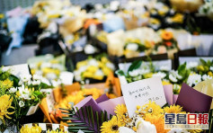 悼念遇難者 鄭州5號線地鐵口擺滿鮮花