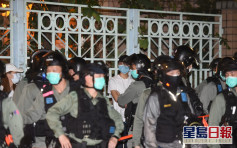 【7.21】示威者元朗聚集 警方票控36人違反限聚令