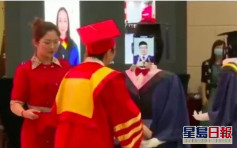 南邮大学机械人替毕业生接证书 网民：如何保持不笑场？