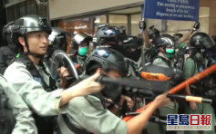 中環示威者圖堵路掟雜物 警發射多輪胡椒球槍