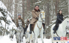 【有片】金正恩骑白马与李雪主登白头山 朝鲜官媒播出策骑画面