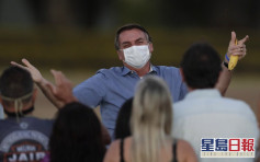 染疫巴西总统自称已康复 摘口罩与支持者玩自拍