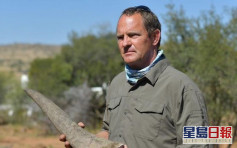 南非盜獵集團濫殺犀牛取角 小犀牛餓極吸吮母屍乳頭飲奶