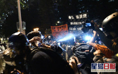 记协批警员示威现场阻挠记者 喷胡椒成常态