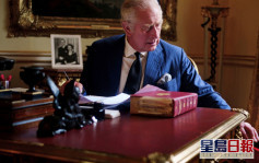 查理斯三世首與「紅箱」合照 正式履行英皇公務