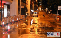 香港仔深灣道8號爆鹹水管 沙泥碎石湧上路面