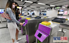 乘客今起可掃碼搭港鐵 站內貼紫色辨識標示