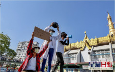 60缅甸警倒戈加入示威行列