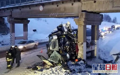 俄羅斯巴士撞橋墩 釀5死21傷