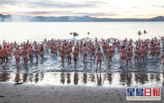 塔斯曼尼亞冬至裸泳 2000人迎接晨曦衝落水
