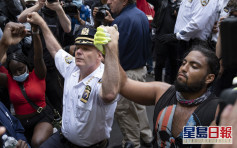 與示威者握手單膝下跪 紐約警察局長：我們不是種族主義者 